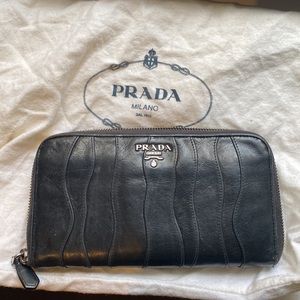 Prada leather wallet - black
